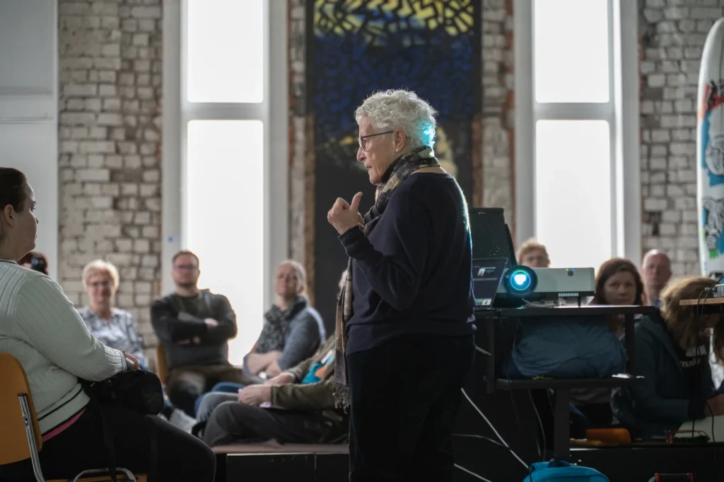 Anna Pollock Lahemaal Viinistu kunstisadamas rääkimas regeneratiivsest ehk taastavast reisimisest